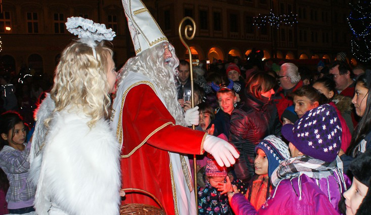 Adventní trhy před radnicí pokračují příjezdem Mikuláše se  svou družinou