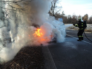 Hasiče zaměstnaly během čtyřiadvaceti hodin dva požáry aut