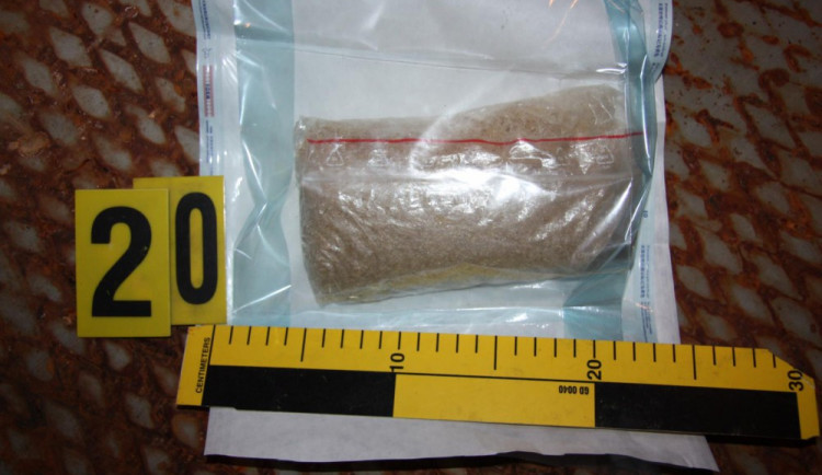 Liberečtí kriminalisté zadrželi skupinu překupníků drog. Gang dovážel do Švýcarska