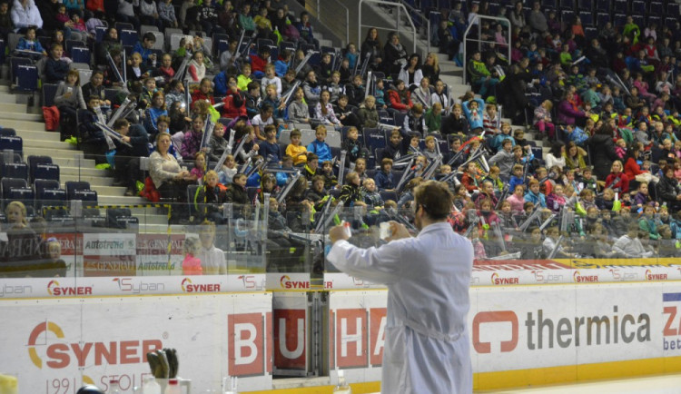 Na vánoční akci do arény dorazilo téměř 900 dětí 