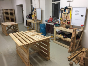 Vytvořte z palet bar nebo venkovní sezení. Naučí vás to v Liberci