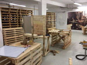 Vytvořte z palet bar nebo venkovní sezení. Naučí vás to v Liberci