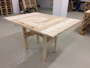 Vytvořte z palet bar nebo venkovní sezení. Naučí vás to v Liberci