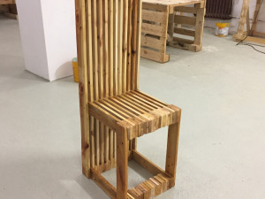 Vytvořte z palet bar nebo venkovní sezení. Naučí vás to v Liberci