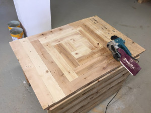 Vytvořte z palet bar nebo venkovní sezení. Naučí vás to v Liberci-1