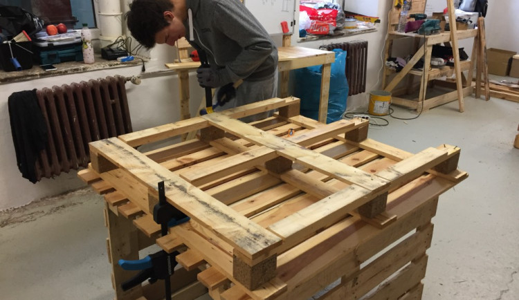 Vytvořte z palet bar nebo venkovní sezení. Naučí vás to v Liberci