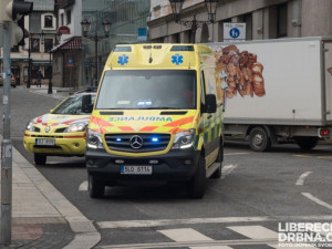 Mladíka srazil na Šaldově náměstí autobus, vyvázl bez zranění