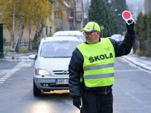 Město si chválí seniorské hlídky. V Liberci dohlíží na dvanáct přechodů