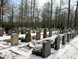 Neznámý zloděj okradl seniorku na hřbitově. Za jejími zády ji ukradl tašku