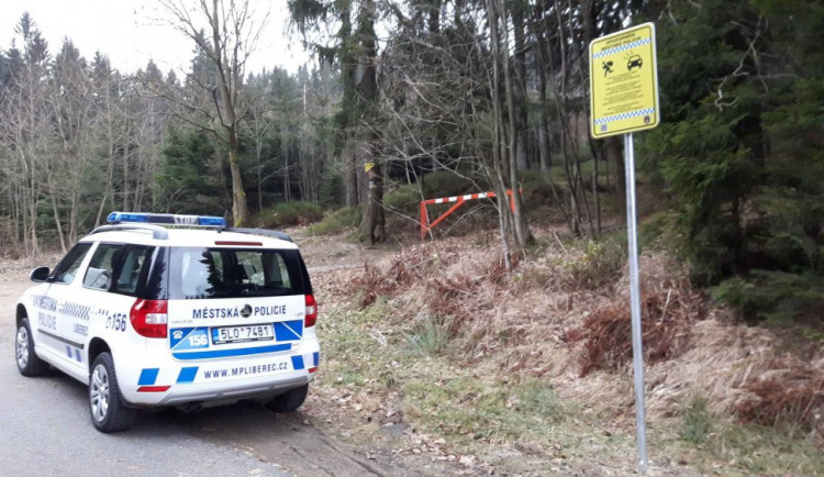 Městská policie rozmístila první varovné cedule. Najdete je pod Ještědem
