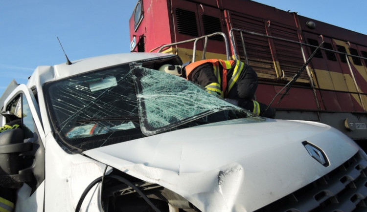 Na Frýdlantsku se střetl vlak s dodávkou, minimálně jeden mrtvý