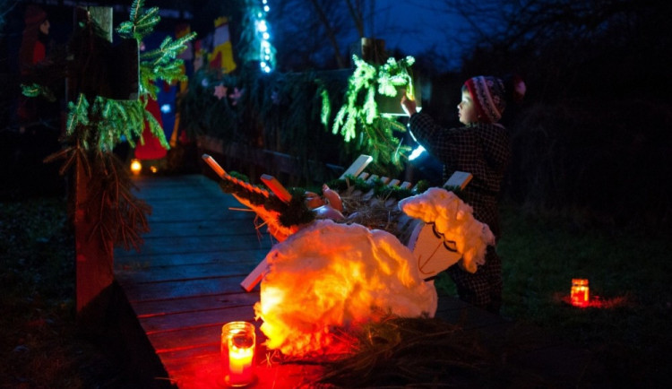 Originální betlém při Vánoční světýlkované