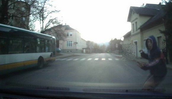 Policisté hledají chodce, který zavinil nehodu. Poznáváte ho?