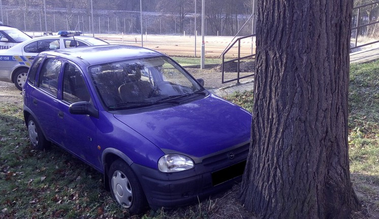 Strážníci naháněli ulicemi Frýdlantu ujíždějící Opel. Zastavila ho až slepá ulička