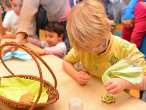 Krajský úřad nakoupil dárky pro bezmála stovku dětí z dětských domovů a azylových domů