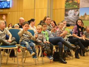 Krajský úřad nakoupil dárky pro bezmála stovku dětí z dětských domovů a azylových domů