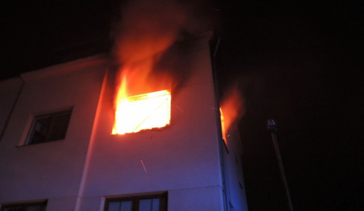 Noční požár způsobil milionové škody. Čtyři lidé skončili v nemocnici