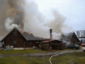 Deset jednotek hasičů zaměstnal požár srubu. Škoda je zhruba 5 milionů korun