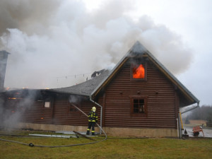 Deset jednotek hasičů zaměstnal požár srubu. Škoda je zhruba 5 milionů korun