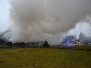 Deset jednotek hasičů zaměstnal požár srubu. Škoda je zhruba 5 milionů korun