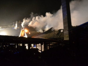 Deset jednotek hasičů zaměstnal požár srubu. Škoda je zhruba 5 milionů korun