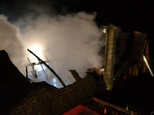 Deset jednotek hasičů zaměstnal požár srubu. Škoda je zhruba 5 milionů korun