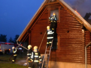 Deset jednotek hasičů zaměstnal požár srubu. Škoda je zhruba 5 milionů korun