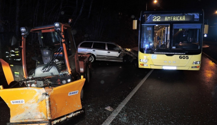 Hasiči se nezastavili ani o Vánocích. Už ráno je zaměstnala nehoda v Jablonecké ulici