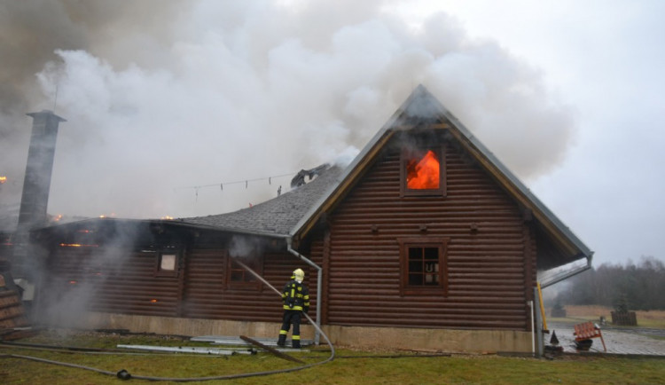 Deset jednotek hasičů zaměstnal požár srubu. Škoda je zhruba 5 milionů korun