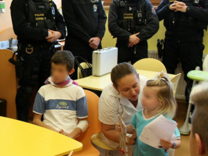 Muži zákona připravili dětem v liberecké nemocnici bohatého Ježíška