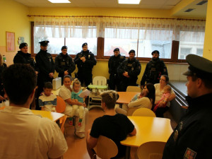 Muži zákona připravili dětem v liberecké nemocnici bohatého Ježíška