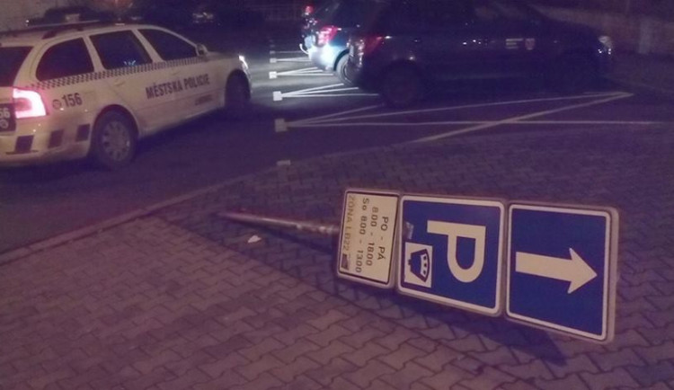 Vandal poničil značení parkoviště.