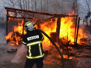 FOTO: Oheň zničil chatu. Nezůstalo z ní prakticky nic