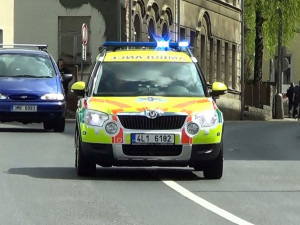 Vážná nehoda na Českolipsku. Auto smetlo chodce, ten utrpěl těžká poranění