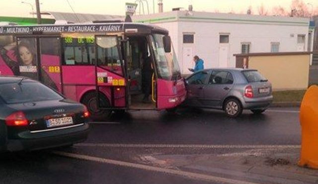 Řidič osobáku přehlédl autobus, nehoda blokovala hustý odpolední provoz v Nákladní ulici