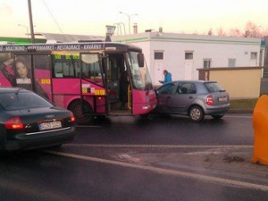 Řidič osobáku přehlédl autobus, nehoda blokovala hustý odpolední provoz v Nákladní ulici