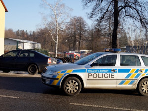 Hasičům začal Silvestr požárem v Doubí. Na místo se sjelo několik jednotek