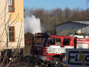 Hasičům začal Silvestr požárem v Doubí. Na místo se sjelo několik jednotek