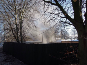 Hasičům začal Silvestr požárem v Doubí. Na místo se sjelo několik jednotek