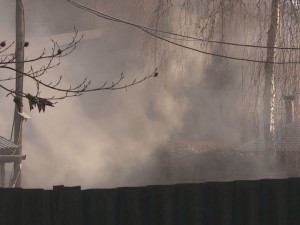 Hasičům začal Silvestr požárem v Doubí. Na místo se sjelo několik jednotek