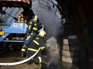 FOTO: Hasičům začal Silvestr požárem v Doubí. Hořela Avie a konstrukce haly