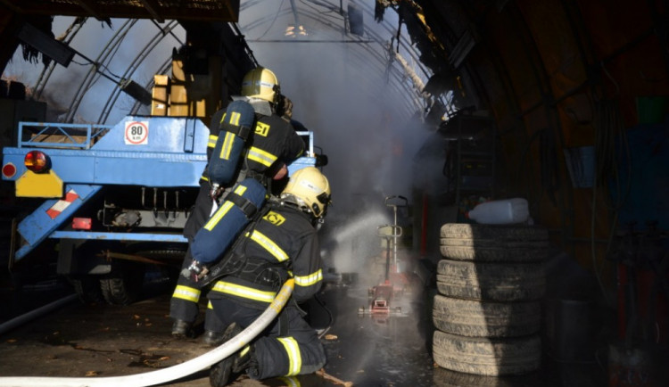 Zásah ve skladu v Doubí