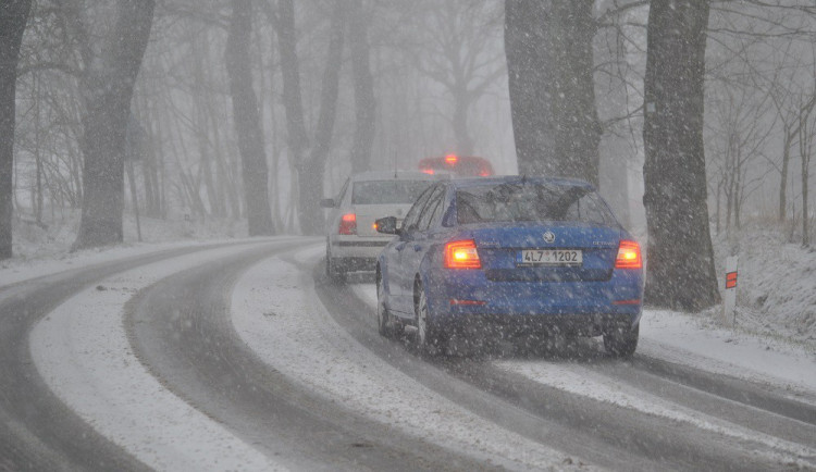 Silnice namrzají. Sever Čech má dnes zasáhnout sněžení