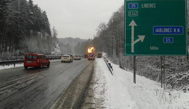 Sněžení komplikuje dopravu, silnice přes Oldřichovské sedlo je pro nákladní dopravu uzavřena