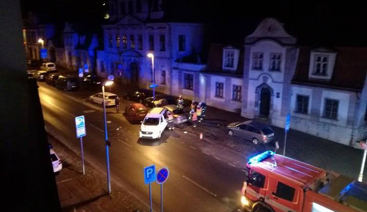 Opilý mladík v centru Liberce naboural tři zaparkovaná auta. Sám seděl za volantem Passatu, který nebyl jeho