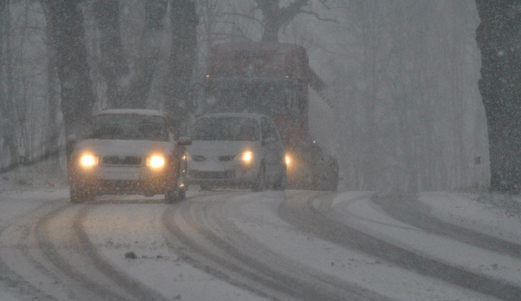 AKTUÁLNĚ: Sněhová kalamita paralyzuje dopravu. Autobusy nabírají zpoždění, nehod raketovým tempem přibývá