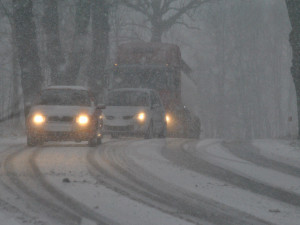Přívaly sněhu komplikují od rána dopravu. Přibývá nehod, pro kamiony zůstávají uzavřené tři silnice
