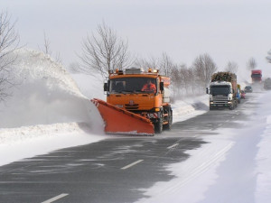 Dopravu komplikuje ve čtvrtek ráno silný vítr, tvoří sněhové jazyky a závěje
