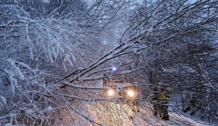 Hasiči vyjížděli během jediného dne ke stovce událostí