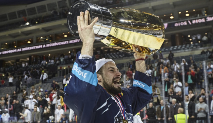 Jakub Valský s pohárem pro mistra ligy.